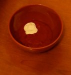 Punajuurikeittoa koristaa valkoinen fetajuustosilmä.